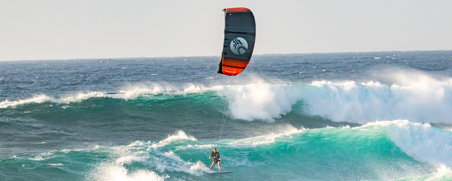 obrazek holka na vlne cabrinha drfiter nafukovaci kite 2021 model